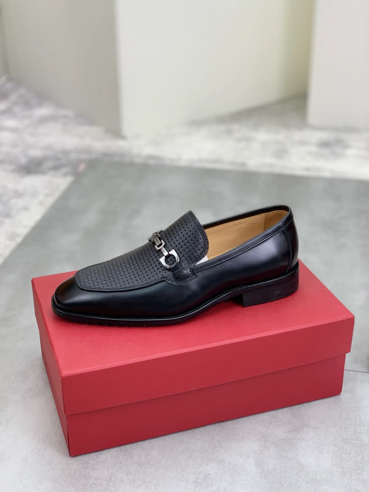 Men's Men's Shoes 💰P460💰[New Style] Water-dyed Niuli 🆘[Salvatore Ferragamo] Ferragamo's latest casual business leather shoes for men! Available at counters simultaneously! The fabric is made of specially imported original pebbled calfskin, and the lining is made of imported water-dyed cowhide. It is absolutely luxurious and leads the fashion trend. Matching code: 38-45 (46 can be customized) Black and brown colors are optional